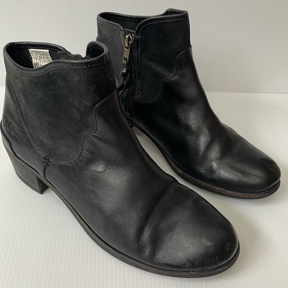 UGG Women's Size 9 Ankle Boots Black Leather Bootie Sherpa Wool Footbed 1008710